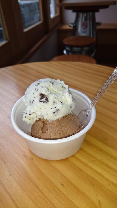 今日のおすすめは、チョコミントとチョコレートのチョコチョココンビです。着色していないミントアイスクリームに、コロンビア産カカオ豆を使った濃厚なチョコレートアイスクリーム。ぜひお試しくださいね